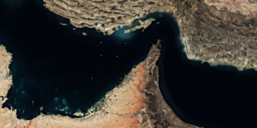 Η CMA CGM επιβεβαίωσε ότι ένα από τα πλοία της δέχθηκε πυρά στο Ορμούζ