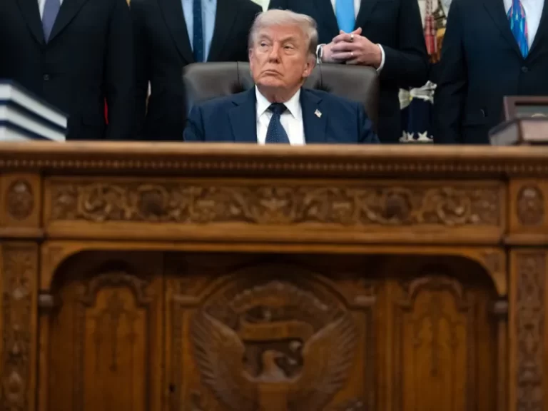 Ντόναλντ Τραμπ στο γραφείο