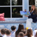 Η Μελάνια Τραμπ διαβάζει παραμύθια σε παιδιά στον Λευκό Οίκο - Δείτε βίντεο