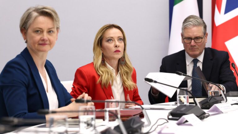 Η Μελόνι τονίζει ότι είναι ζωτικής σημασίας να εγκαταλείψει το Ιράν τις πυρηνικές φιλοδοξίες του