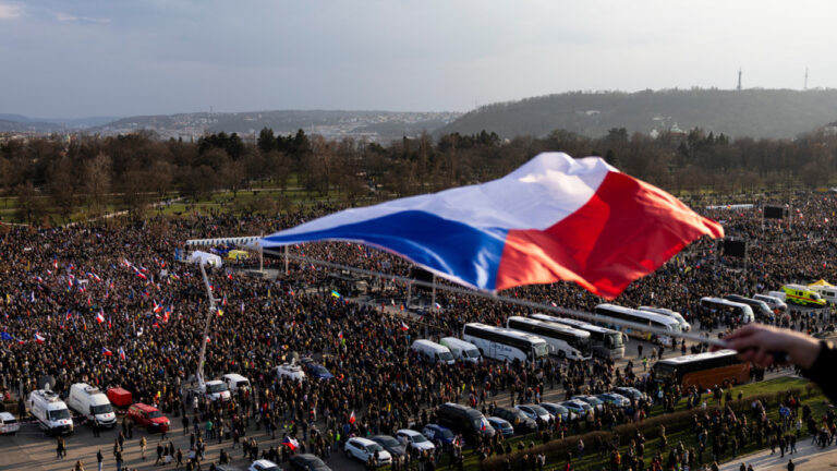 Η Πράγα εγκαλεί τον Ρώσο πρέσβη με αφορμή τις απειλές της Μόσχας κατά τσέχικων εταιρειών