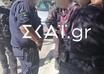 Η στιγμή της σύλληψης του 89χρονου πιστολέρο- Οι φωτογραφίες από το περίστροφο