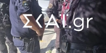 Η στιγμή της σύλληψης του 89χρονου πιστολέρο- Οι φωτογραφίες από το περίστροφο