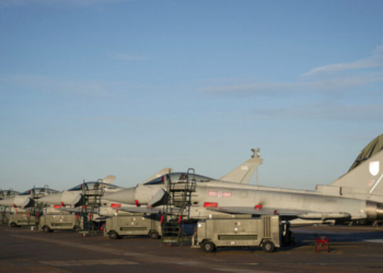 Η Βρετανία θέτει σε ετοιμότητα μαχητικά Typhoon, drones και δύτες για τη διασφάλιση της ναυσιπλοΐας στο Στενό του Ορμούζ