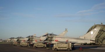 Η Βρετανία θέτει σε ετοιμότητα μαχητικά Typhoon, drones και δύτες για τη διασφάλιση της ναυσιπλοΐας στο Στενό του Ορμούζ