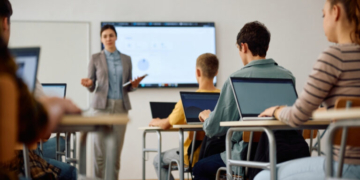 ΗΠΑ: Σχολεία επιβάλλουν όρια στον χρόνο παραμονής των μαθητών στην οθόνη