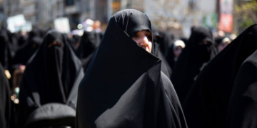 Ιράν: Η μαντίλα πέφτει σιγά-σιγά, αλλά οι περιορισμοί παραμένουν