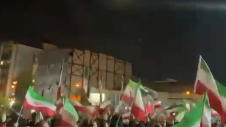 Ιράν: Κορυφαίοι αξιωματούχοι βγαίνουν στους δρόμους για να δείξουν ότι έχουν τον έλεγχο