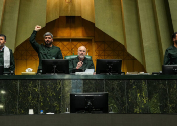 Ιρανός αξιωματούχος χλευάζει τον Τραμπ: «Έχει 20 ώρες» για να παραδοθεί στο Ιράν «διαφορετικά οι σύμμαχοί του θα επιστρέψουν στην Λίθινη Εποχή»