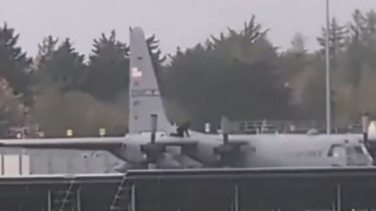 Ιρλανδία: Συνελήφθη άντρας που προκαλούσε ζημιές σε στρατιωτικό αεροσκάφος των ΗΠΑ - Δείτε βίντεο