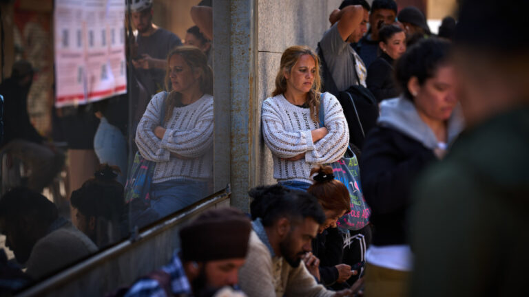 Ισπανία: Μετανάστες σπεύδουν μαζικά να υποβάλουν αίτηση στο νέο πρόγραμμα νομιμοποίησης