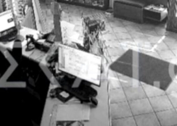 «Καρέ- καρέ» η επίθεση του 89χρονου πιστολέρο στα γραφεία του ΕΦΚΑ- Πήρε προσθεμία για να απολογηθεί αύριο