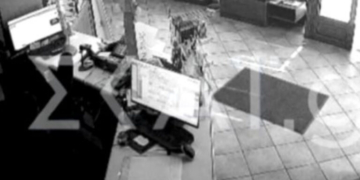 «Καρέ- καρέ» η επίθεση του 89χρονου πιστολέρο στα γραφεία του ΕΦΚΑ- Πήρε προσθεμία για να απολογηθεί αύριο