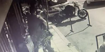 «Καρέ- καρέ» η σύλληψη του 89χρονου πιστολέρο, στην Πάτρα