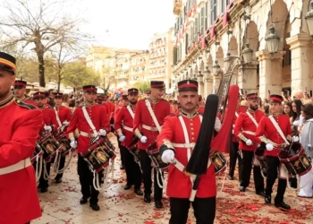 Κέρκυρα: «Εξάγνισαν» το νησί οι «μπότηδες» και έστειλαν το μήνυμα της πρώτης Ανάστασης - Δείτε εικόνες