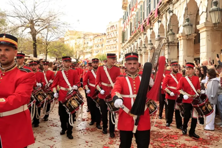Κέρκυρα: «Εξάγνισαν» το νησί οι «μπότηδες» και έστειλαν το μήνυμα της πρώτης Ανάστασης - Δείτε εικόνες