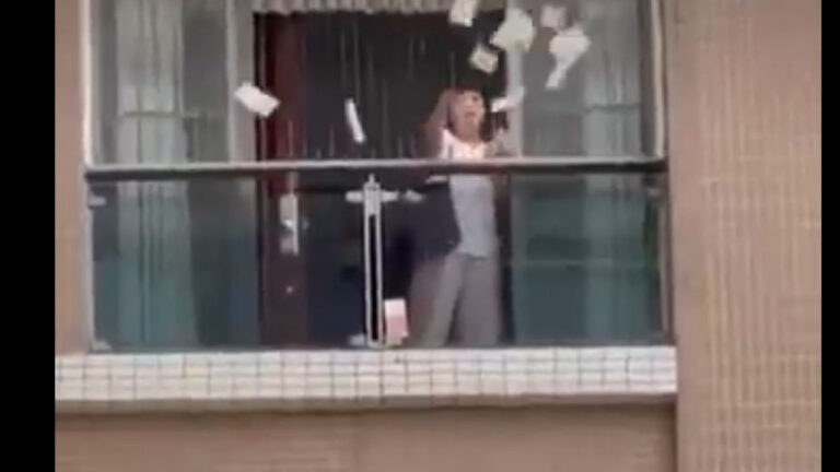 Κίνα: Γυναίκα πέταξε πάκους με δολάρια από το μπαλκόνι, μετά από καυγά με τον σύζυγό της- Δείτε βίντεο