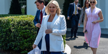 Λευκός Οίκος: Αποχωρεί με άδεια μητρότητας η Κάρολαϊν Λέβιτ