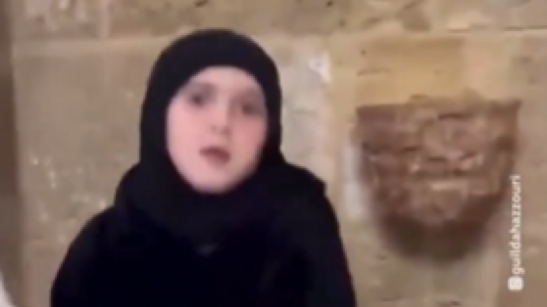 Λίβανος: Μικρή μουσουλμάνα χτυπά την καμπάνα εκκλησίας σε μήνυμα αλληλεγγύης - Βίντεο