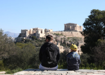 Λόφος Φιλοπάππου: Άνδρας επιτέθηκε με μεταλλικό αντικείμενο και τραυμάτισε 60χρονο και 59χρονο