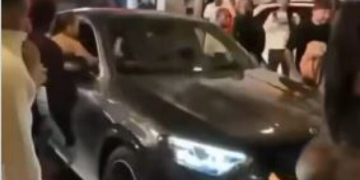 Λονδίνο: Σύλληψη 29χρονης influencer για απόπειρα ανθρωποκτονίας – Παρέσυρε πεζούς με αυτοκίνητο