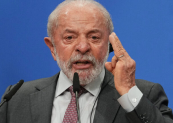 Λούλα: Απειλεί με αντίποινα τις ΗΠΑ λόγω απέλασης Βραζιλιάνου αστυνομικού