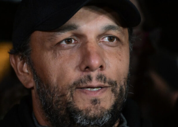 Λύγισε ο Πάνος Ρούτσι στην εκδήλωση για τη δίκη των Τεμπών: «Σήμερα θα σβήναμε τα κεράκια του Ντένις»