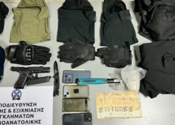 Με σφυρί, μαχαίρι και αεροβόλο απείλησαν αστυνομικούς στη Γλυφάδα: 3 συλλήψεις