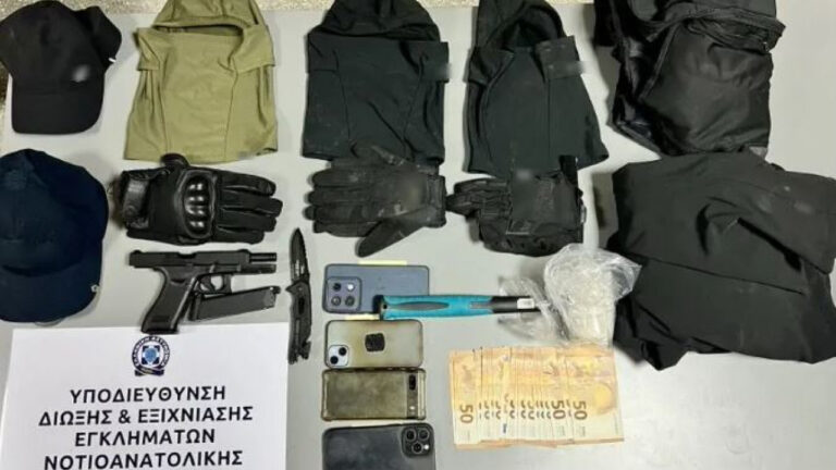 Με σφυρί, μαχαίρι και αεροβόλο απείλησαν αστυνομικούς στη Γλυφάδα: 3 συλλήψεις