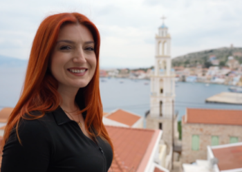 Μια Λαρισαία εκπαιδευτικός παραδίδει μαθήματα γνώσεων αλλά και ζωής στη Χάλκη