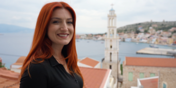 Μια Λαρισαία εκπαιδευτικός παραδίδει μαθήματα γνώσεων αλλά και ζωής στη Χάλκη