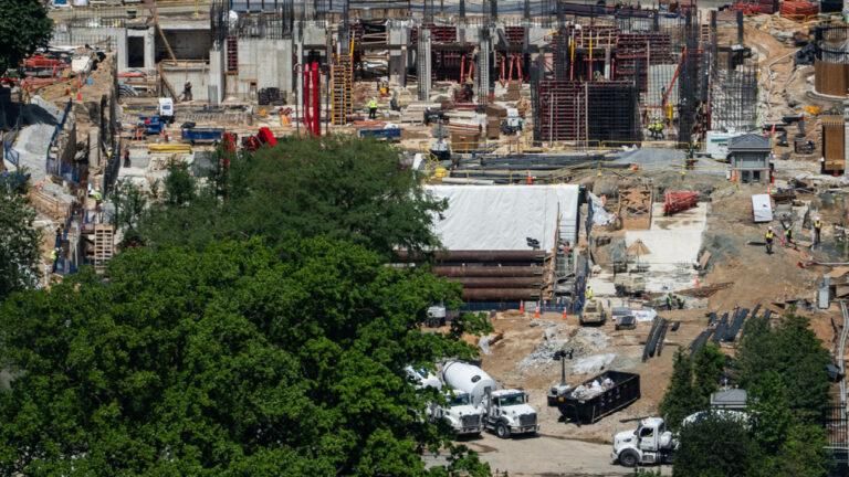 Μία πολυεθνική εταιρεία παραγωγής χάλυβα, χορηγεί την αίθουσα χορού του Λευκού Οίκου