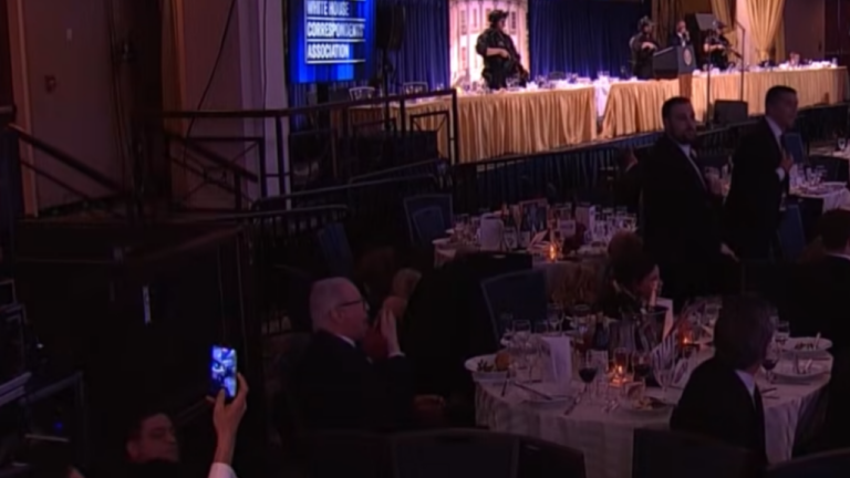 Μια viral στιγμή στο δείπνο των ανταποκριτών του Λευκού Οίκου - Έτρωγε ατάραχος τη σαλάτα του μετά τους πυροβολισμούς