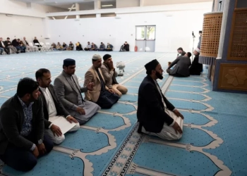 Μουσουλμάνοι κάτοικοι της Αθήνας προσευχήθηκαν στο τζαμί του Βοτανικού προς τιμήν του Αλί Χαμενεΐ