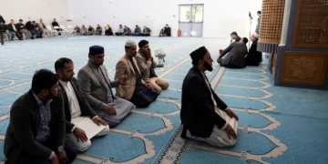 Μουσουλμάνοι κάτοικοι της Αθήνας προσευχήθηκαν στο τζαμί του Βοτανικού προς τιμήν του Αλί Χαμενεΐ