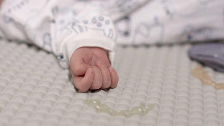 Νέα στοιχεία για τη φρίκη στον Πύργο: Εδώ και 3 μήνες κακοποιούνταν το βρέφος