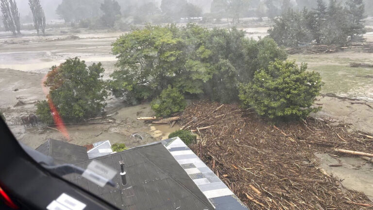 Νέα Ζηλανδία: Σφοδροί άνεμοι και βροχές από κυκλώνα – Χιλιάδες νοικοκυριά χωρίς ρεύμα