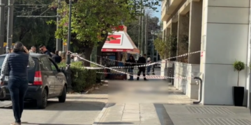 Νεκρή 55χρονη μετά από πτώση από τον 2ο όροφο του υπουργείου Τουρισμού - Βίντεο