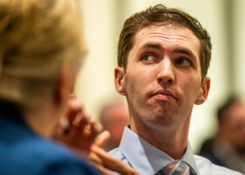 Ο κατηγορούμενος για τη δολοφονία του Τσάρλι Κερκ ζητά απαγόρευση καμερών στο δικαστήριο