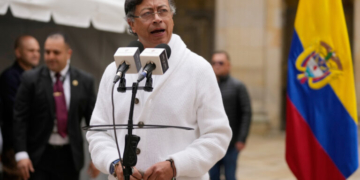 Ο πρόεδρος της Κολομβίας Πέτρο, θα μηνύσει για συκοφαντική δυσφήμιση τον ομόλογό του, Νομπόα, του Ισημερινού