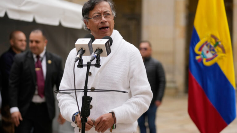 Ο πρόεδρος της Κολομβίας Πέτρο, θα μηνύσει για συκοφαντική δυσφήμιση τον ομόλογό του, Νομπόα, του Ισημερινού