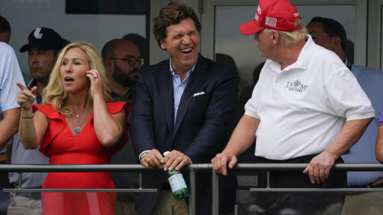 Ο Τάκερ Κάρλσον δηλώνει πως μετανιώνει για τη στήριξη στον Τραμπ και λέει πως βασανίζεται