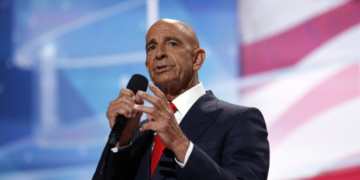 Ο Τομ Μπάρακ επαινεί τον Ερντογάν για τη δημοκρατία, τα ανθρώπινα δικαιώματα και την ευημερία