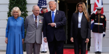 Ο Τραμπ αίρει δασμούς στο ουίσκι «προς τιμήν» του βασιλιά Καρόλου και της Καμίλα