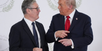 Ο Τραμπ απειλεί με «μεγάλο τελωνειακό δασμό» τη Βρετανία αν δεν καταργηθεί φόρος ψηφιακών υπηρεσιών