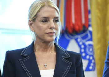 O Tραμπ απέπεμψε την υπουργό Δικαιοσύνης, Παμ Μπόντι