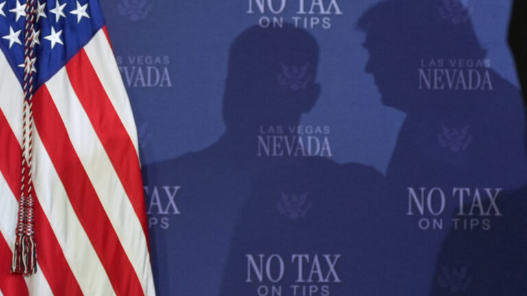 Ο Τραμπ χλευάζει τους συμβούλους του που τον προειδοποίησαν για την άνοδο των τιμών του πετρελαίου