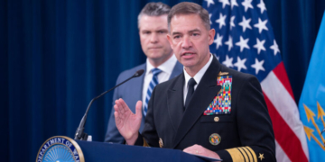 Ο Τραμπ εξετάζει με τον διοικητή της CENTCOM σχέδια για νέες στρατιωτικές επιχειρήσεις κατά του Ιράν