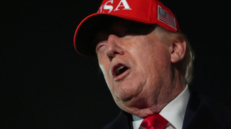 Ο Τραμπ παίζει με το Ιράν το «χαρτί» των δασμών - Αλλά η Τεχεράνη, προς το παρόν, δεν λυγίζει