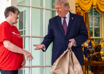 Ο Τραμπ «παραγγέλνει» φαγητό για να προωθήσει ρυθμίσεις στα φιλοδωρήματα - Δείτε βίντεο